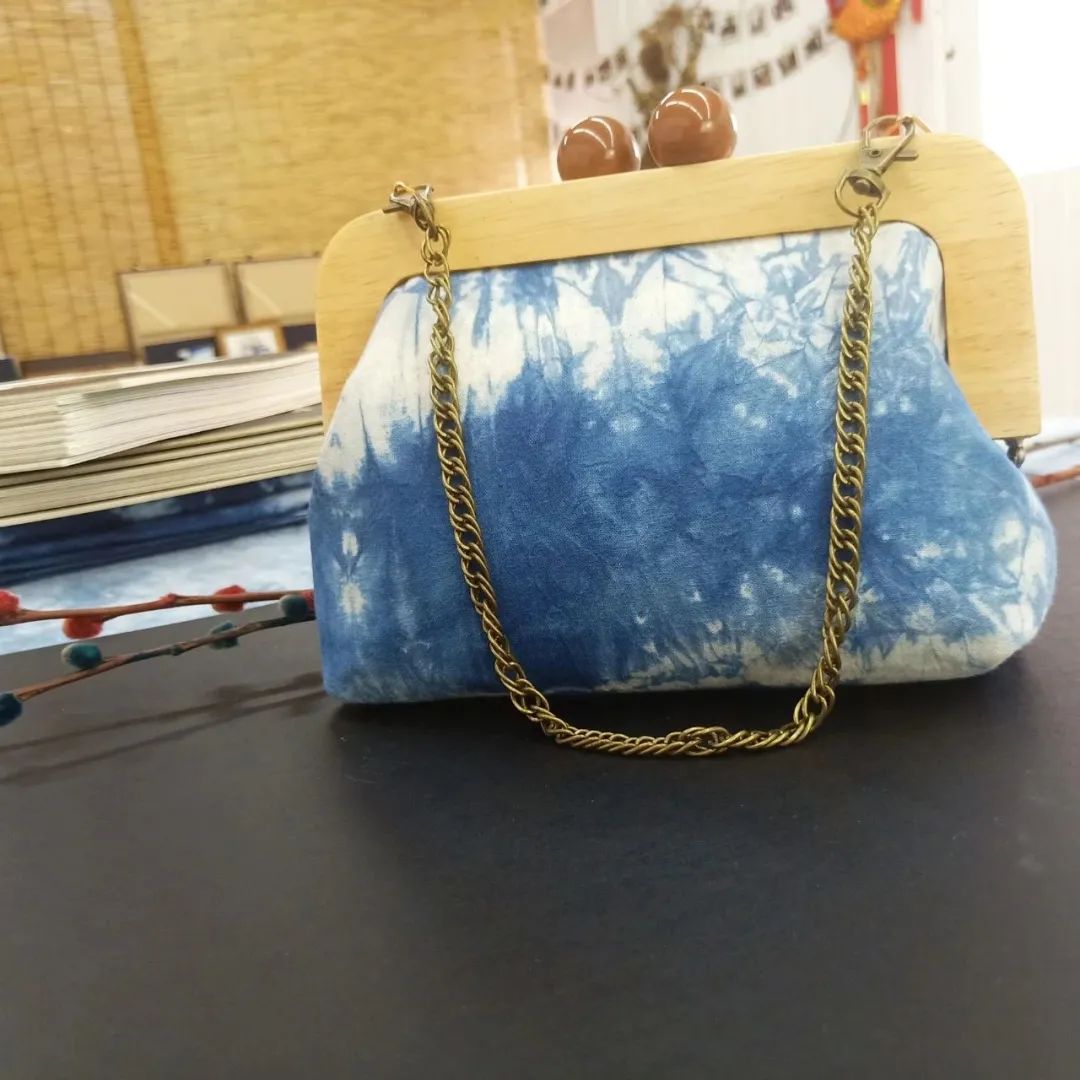 一块简单的扎染布料,通过设计,裁剪,缝制,变成一件艺术品,融入我们的