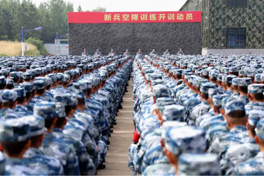高温来袭 新兵伞训正酣 高温来袭 新兵伞训正酣