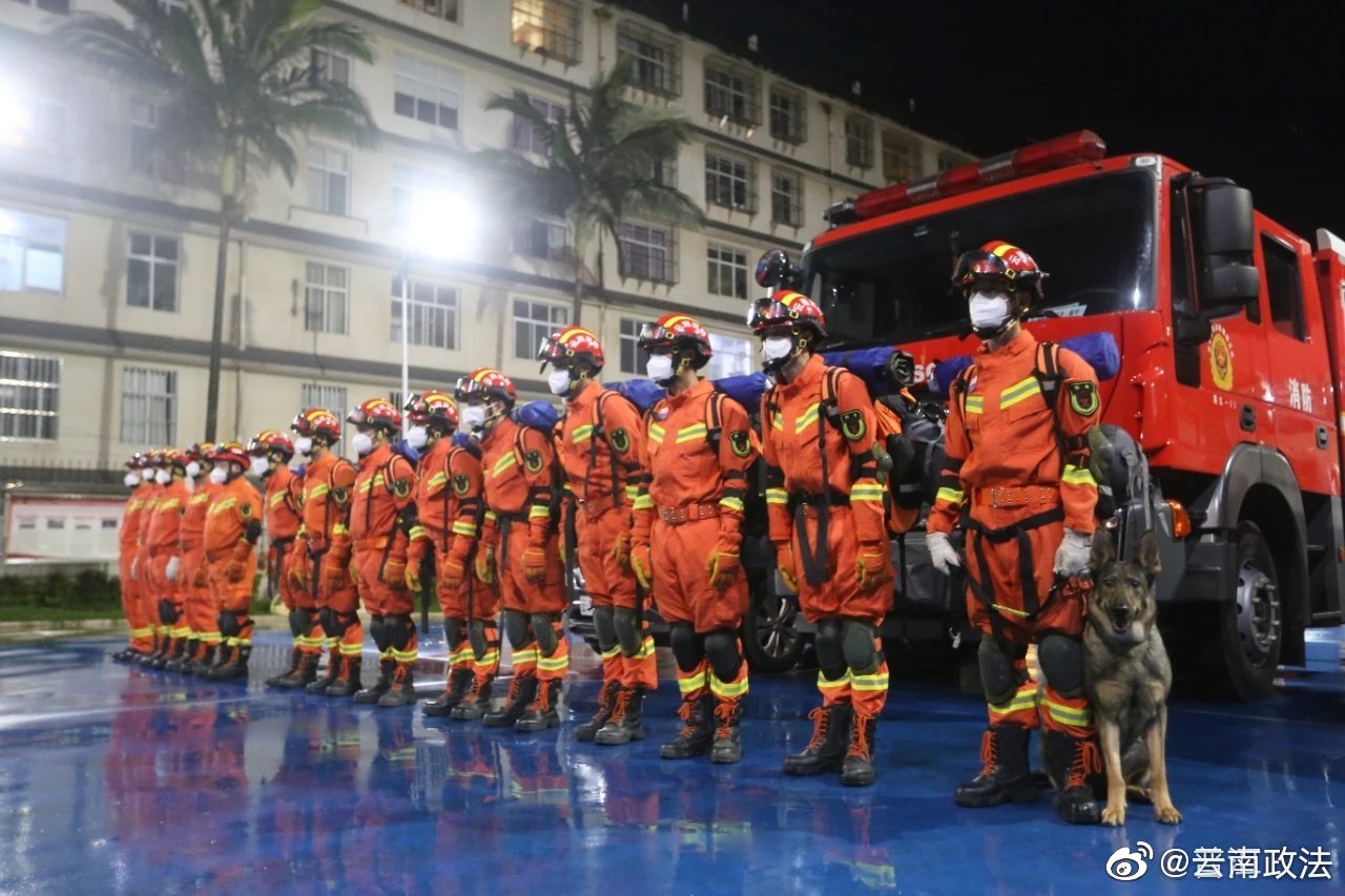 地震发生后，普洱市消防救援支队第一时间迅速调集支前突分队、地震救援分队共计44车220人8犬，携带72小时自我保障物资以及生命探测、破拆起重、顶撑支护等装备器材3114余件套在营区集结，随时做好跨区域增援准备。@云南政法 图