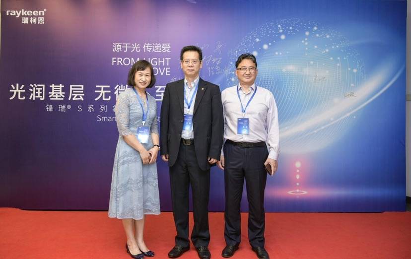 从左至右:瑞柯恩总经理张敬申女士、湘雅医院齐琳教授、东南大学附属中大医院陈明教授