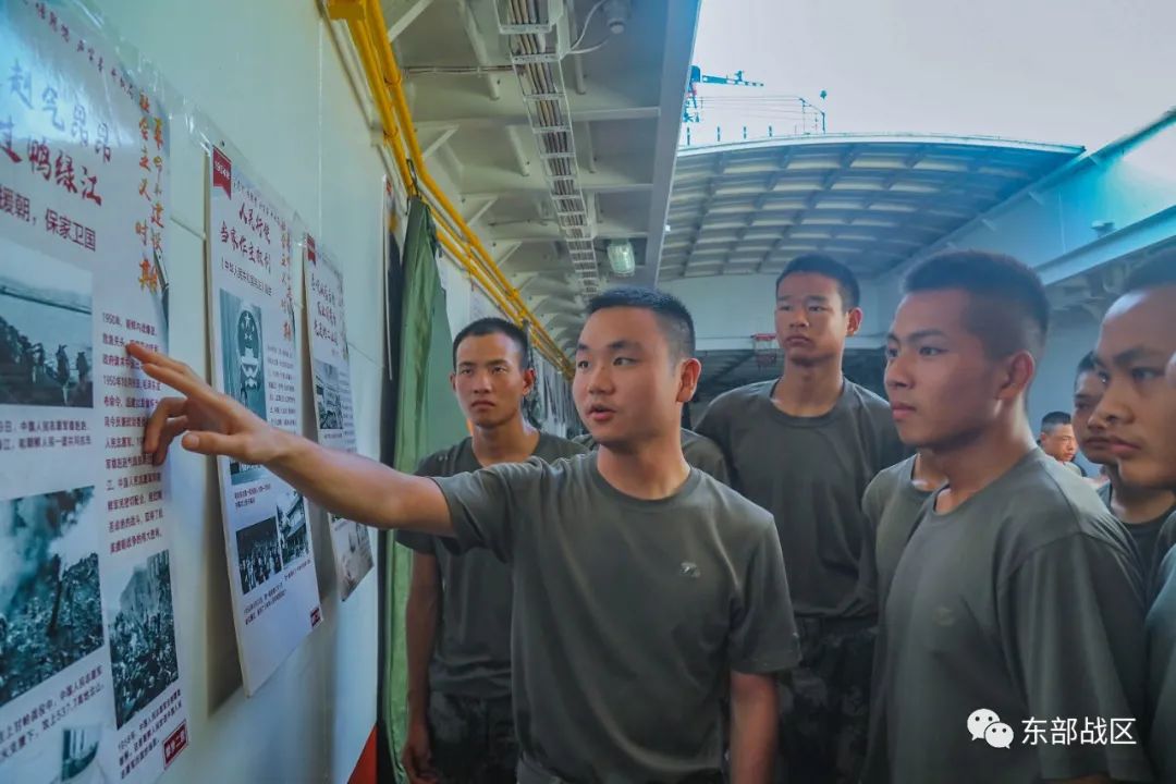 航渡中学习登陆舰的光辉历史。