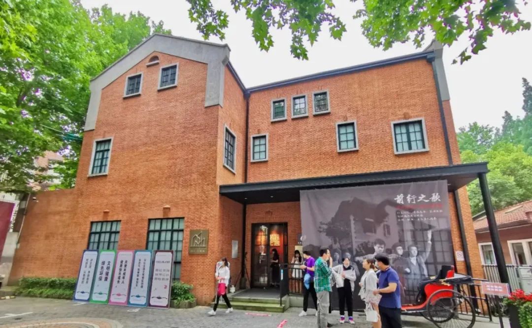 徐汇艺术馆也自带红色基因,其前身为鸿英图书馆,收藏着数以万计的报纸