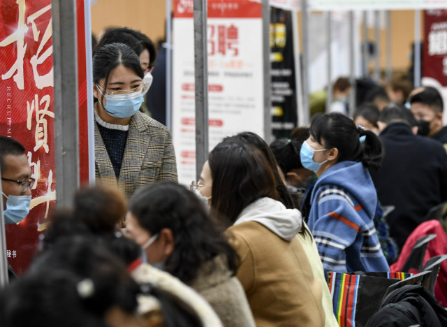 3月6日，求职者在招聘会现场与用人单位交流。新华社图。