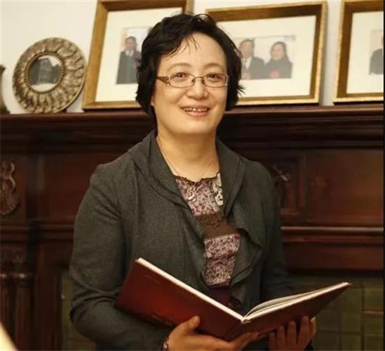 陈瑾中学高级教师,特级校长孩子即将踏入小学,幼儿园阶段我们主张快乐