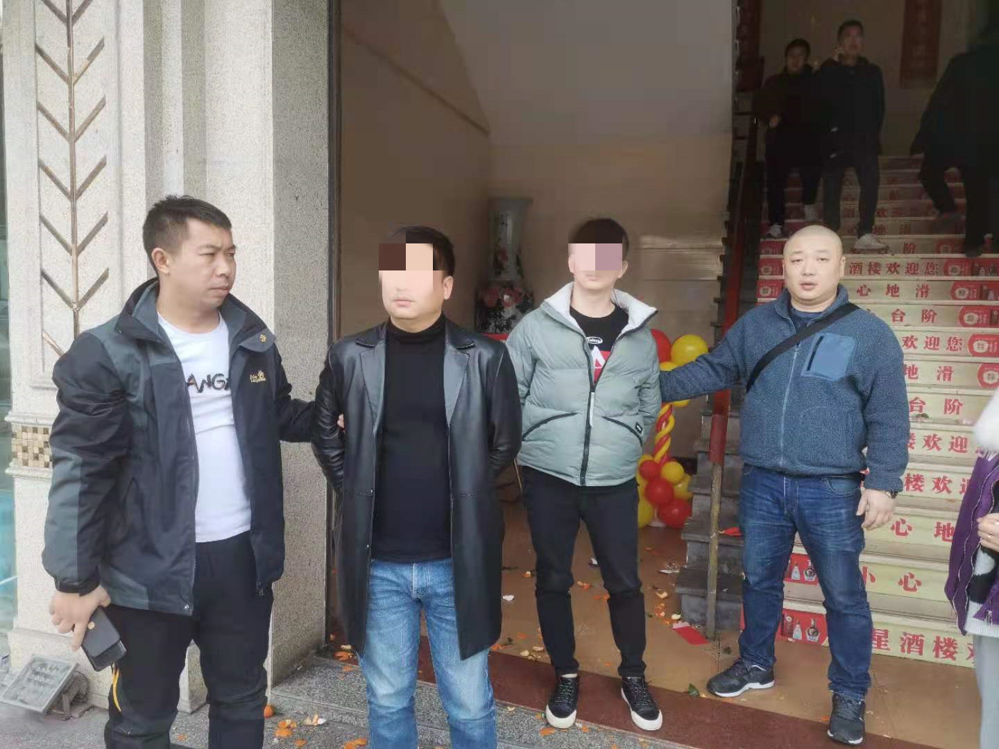 专案组民警抓获犯罪嫌疑人现场.渝中警方 供图