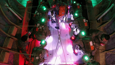 图片说明:特战队员依次跃出机舱 《军事报道》图