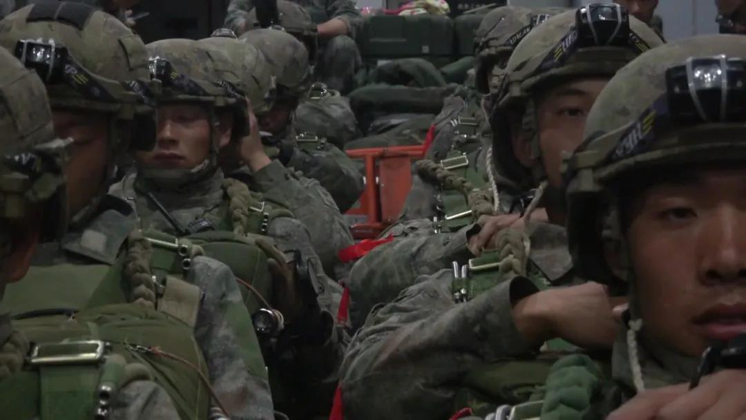 图片说明:特战队员已经换装成套的星空迷彩服 《军事报道》图