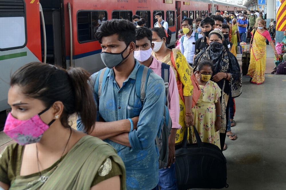 当地时间2021年6月28日，抵达印度孟买的旅客在火车站排队接受新冠检测。为应对“德尔塔+”毒株来袭，印度卫生部日前致函多个地方政府，要求切实做好针对新冠变异毒株的防控工作，立即采取措施禁止人员聚集。