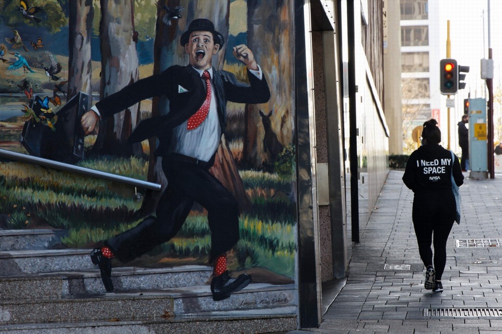 当地时间2021年6月29日，一名女子在澳大利亚珀斯街头出行。继东部城市悉尼和北部城市达尔文“封城”后，澳大利亚西部城市珀斯29日开始“封城”，为期4天，以遏制新冠变异病毒德尔塔毒株蔓延。