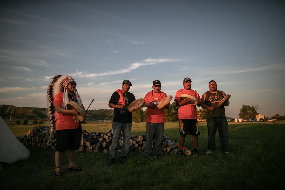 当地时间2021年6月28日，加拿大萨斯喀彻温省，来自考维塞斯(Cowessesse)第一民族的原住民参加纪念仪式，祭奠玛丽瓦尔印第安寄宿学校旧址发现的751个无标记墓穴里的亡灵。