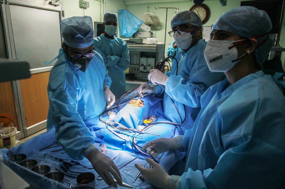 当地时间2021年6月3日，印度阿杰梅尔，医生在为一名毛霉菌病感染患者进行手术。据《印度时报》报道，印度卫生部长哈什·瓦尔丹（Harsh Vardhan）当地时间2021年6月28日参加一个政府会议时披露，截至28日，印度的毛霉菌病患者达40845例，其中死亡3129例。