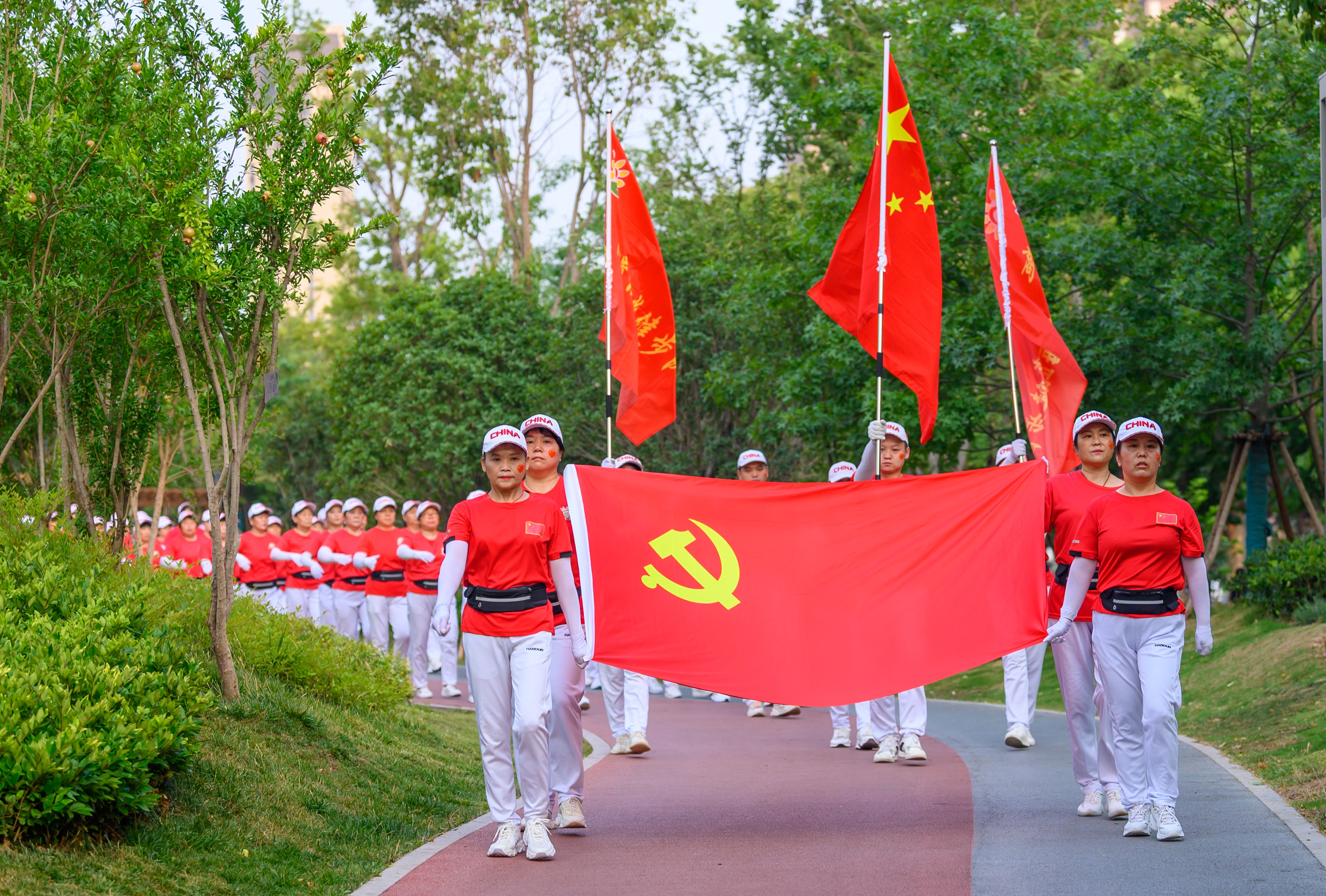 靚麗!鄭州市民激情昂揚健步走,身著紅衣手舉紅旗步伐整齊!