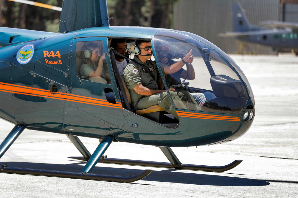 当地时间2021年7月1日,黎巴嫩贝卡谷地,一架黎巴嫩空军罗宾逊 r44