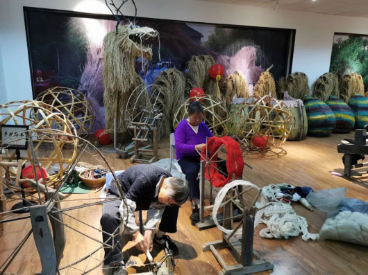 经布11,盘轴头:把经纱缠绕在织机的轴头上12,穿综,穿筘:把轴头上的