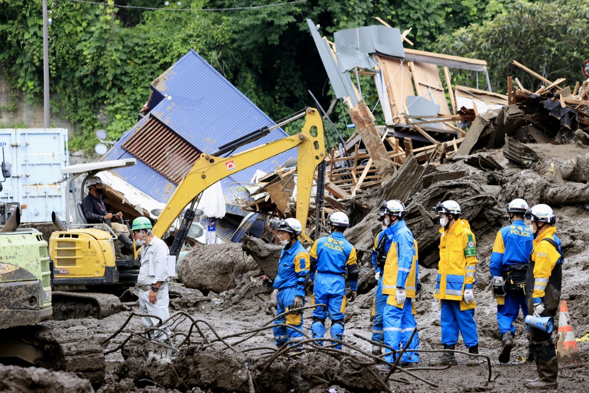 日本静冈县泥石流已致7死 因降雨坡陡搜救陷僵局