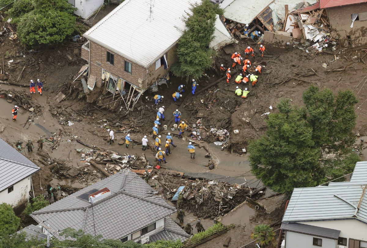 日本静冈县泥石流已致7死 因降雨坡陡搜救陷僵局