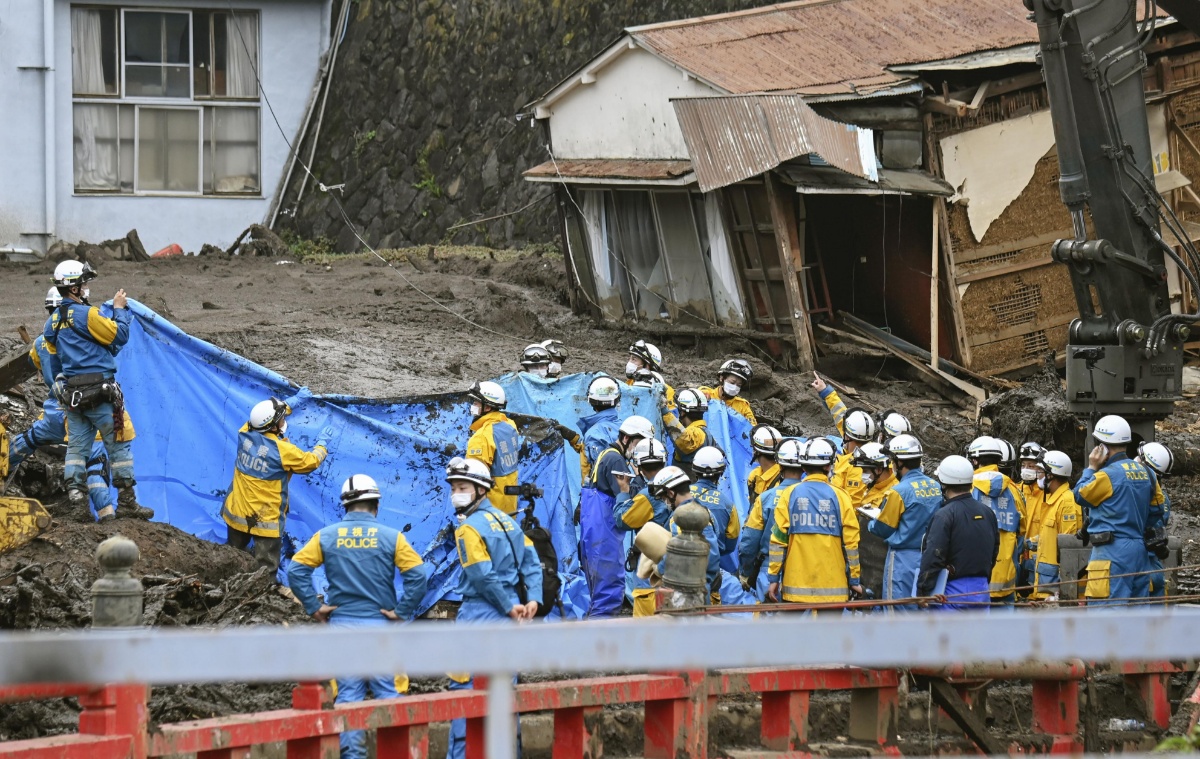 日本静冈县泥石流已致7死 因降雨坡陡搜救陷僵局