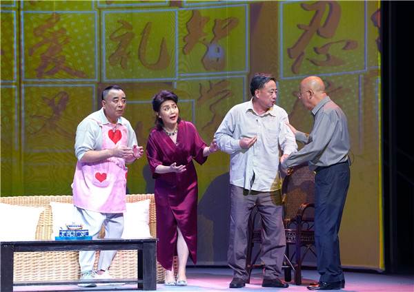 幢普通的老公房里,许海俐饰演的一楼住户包丽萍千方百计反对加装电梯