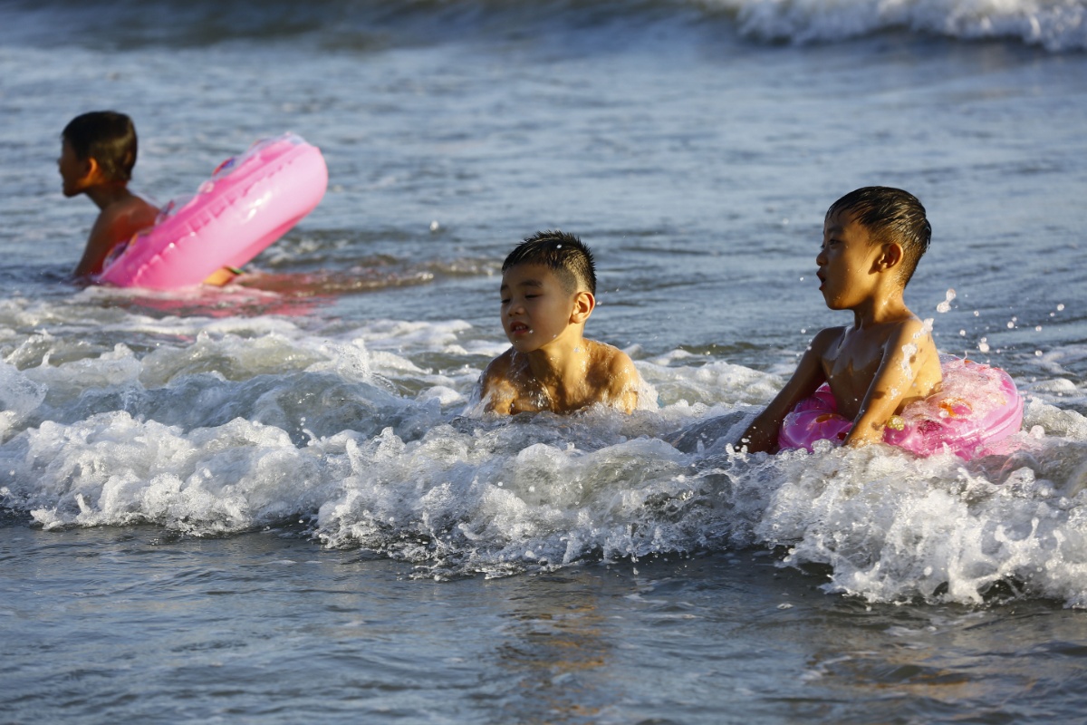 海南三亚入伏首日 市民游客海边戏水避暑