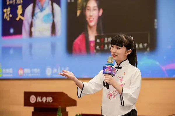 王艺瑾到北大参加暑期学堂活动