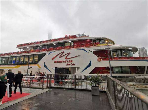 嘉宾们在绵绵细雨中登上悦星7号游轮(东方网记者陆瑜坤摄)