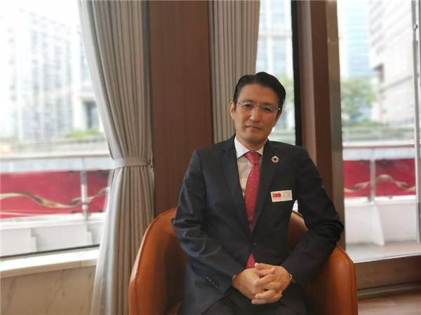 三井住友海上火灾保险(中国)有限公司董事总经理菅匡彦在悦星7号游轮上接受东方网采访(东方网记者陆瑜坤摄)