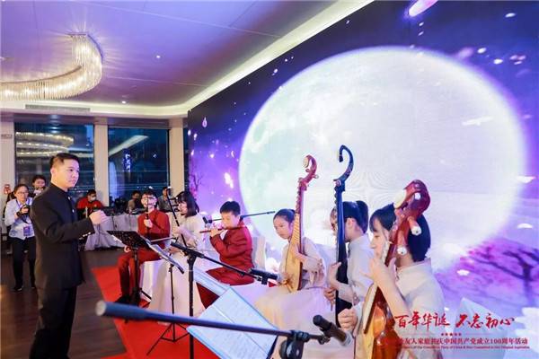 游船上的演出在优美动听的民乐重奏《花好月圆》中拉开帷幕((主办方供图))