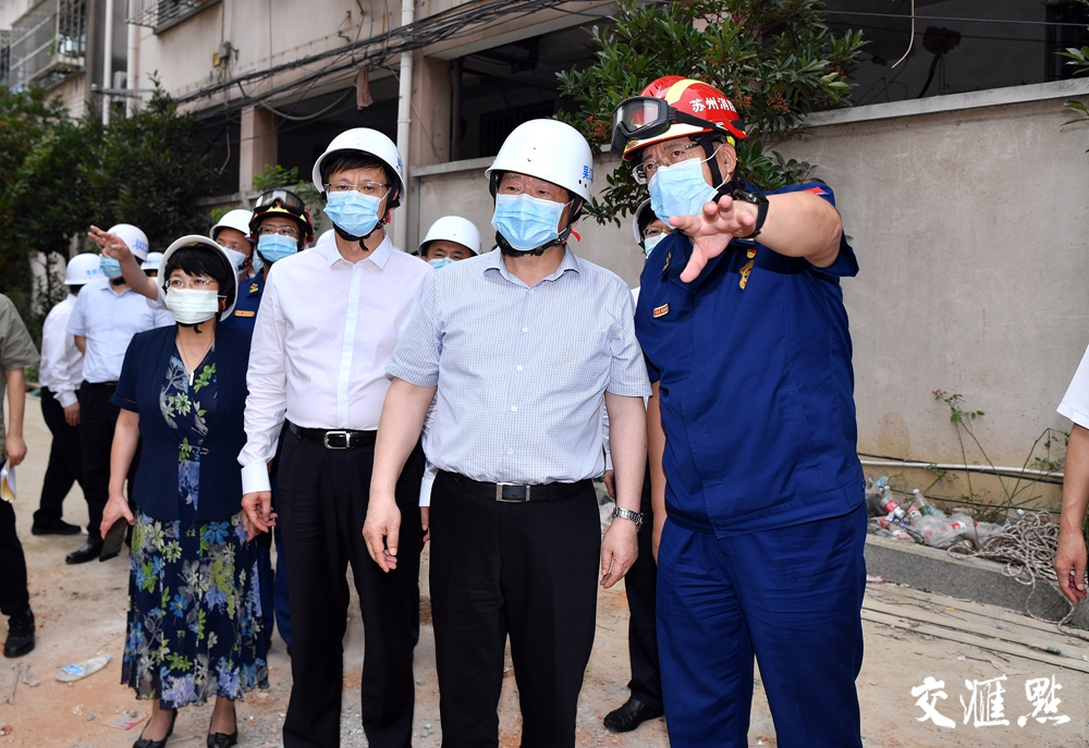 娄勤俭察看坍塌救援现场,认真听取救援最新进展情况汇报。张筠/摄