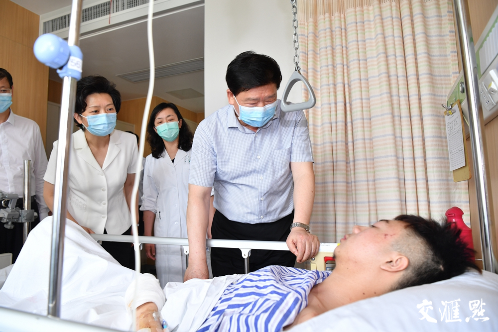 娄勤俭来到当地医院,看望受伤人员,询问伤情和治疗情况。张筠/摄