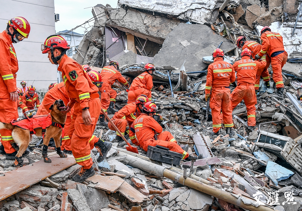 救援人员尽最大努力搜救失联人员,挽救每一个生命。张筠/摄
