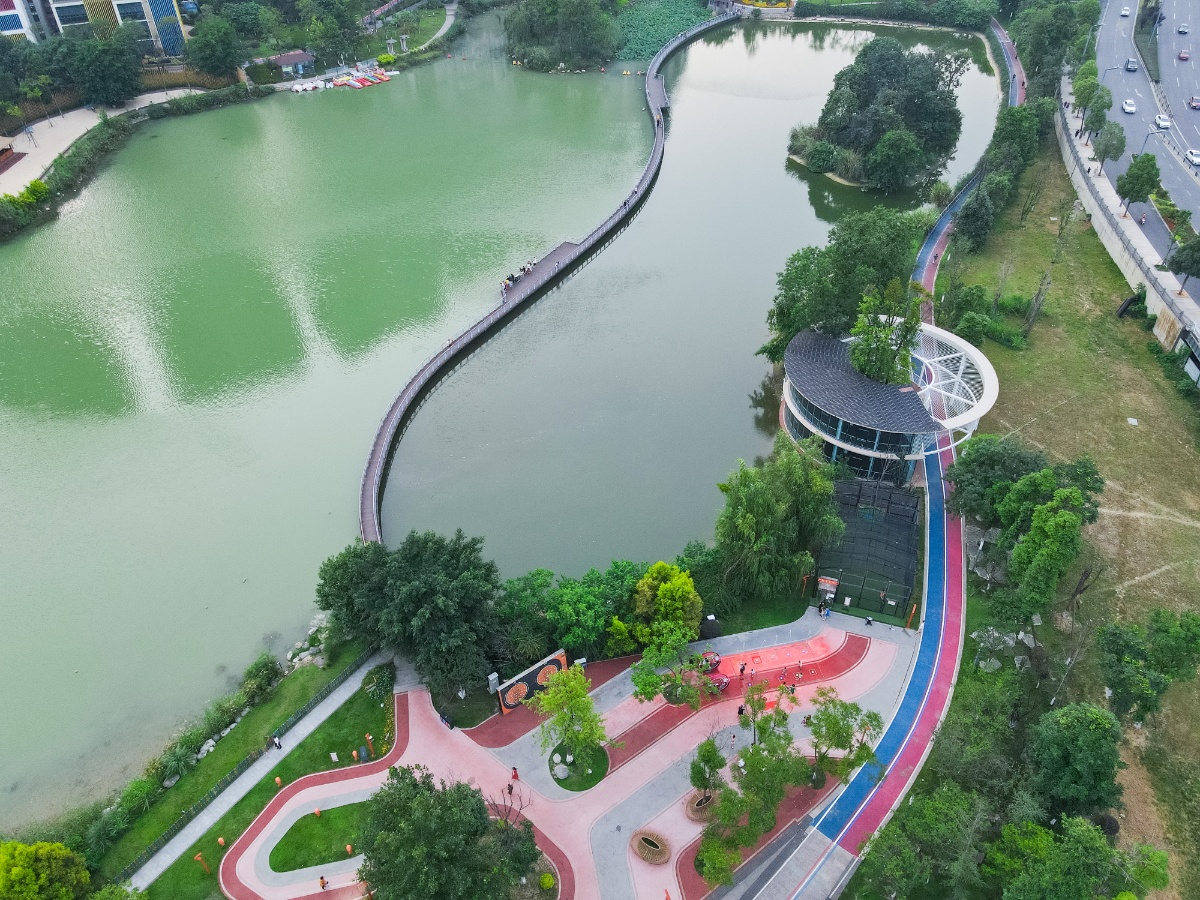 四川成都公园打造6000平米人工沙滩 被誉为"内陆版马尔代夫"