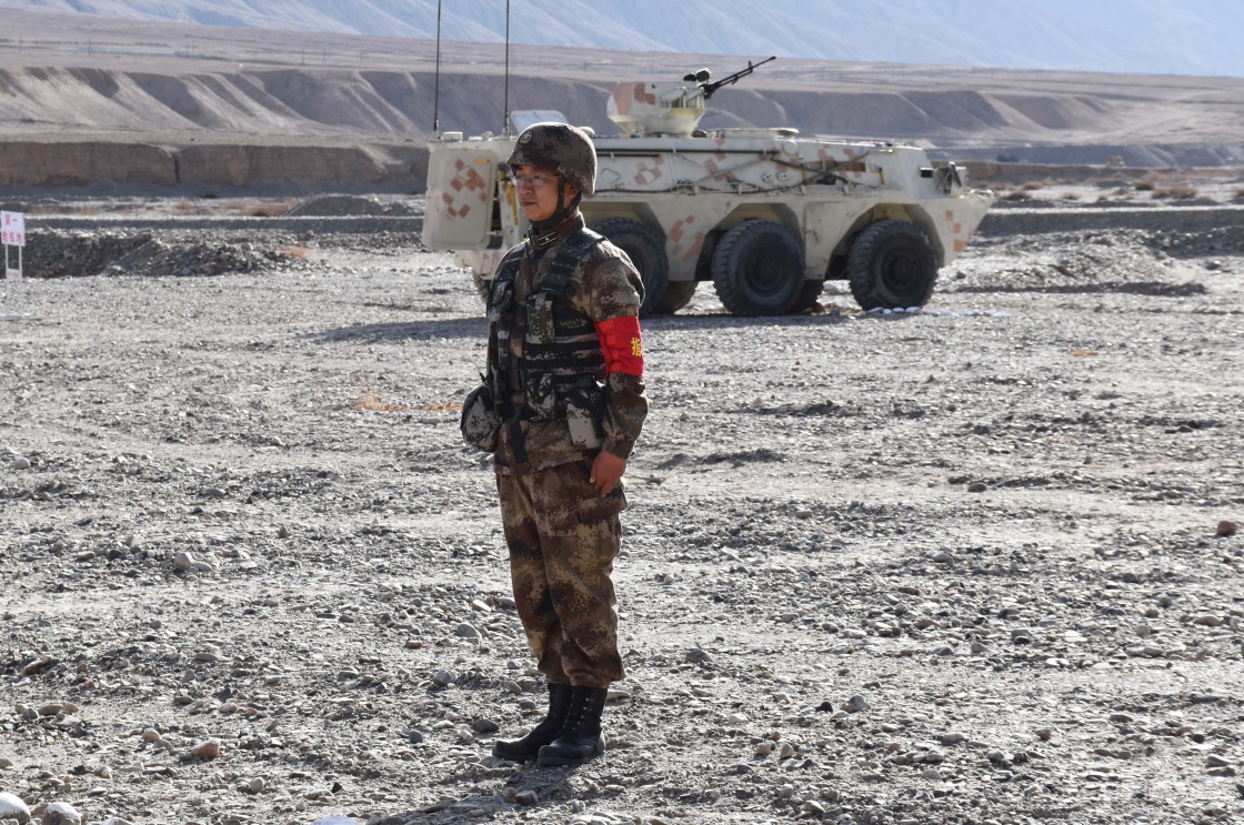 陈红军在组织装甲车训练.&nbsp; 新华社 资料图