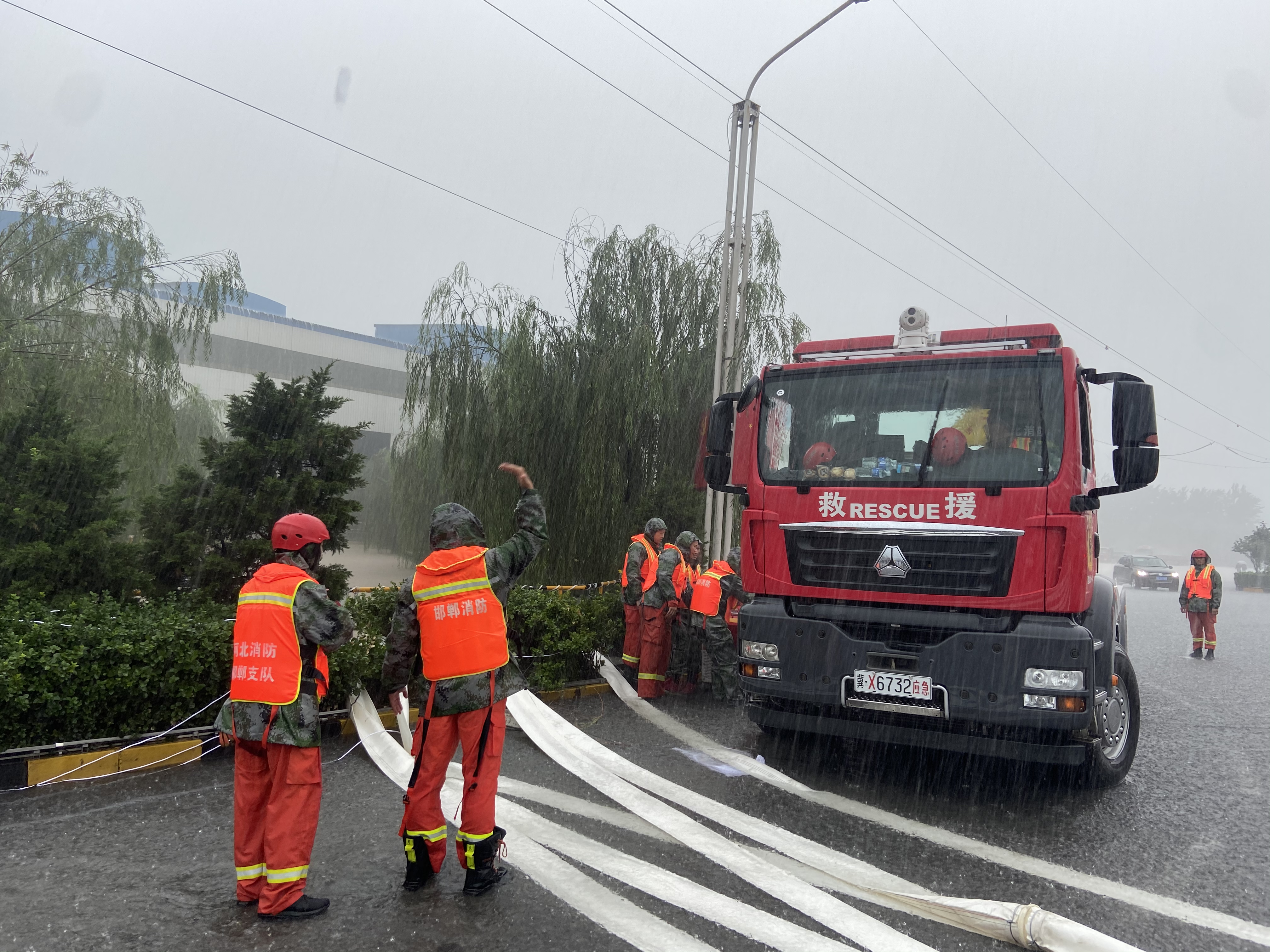 消防救援人员进行排水.澎湃新闻记者 王鑫 图