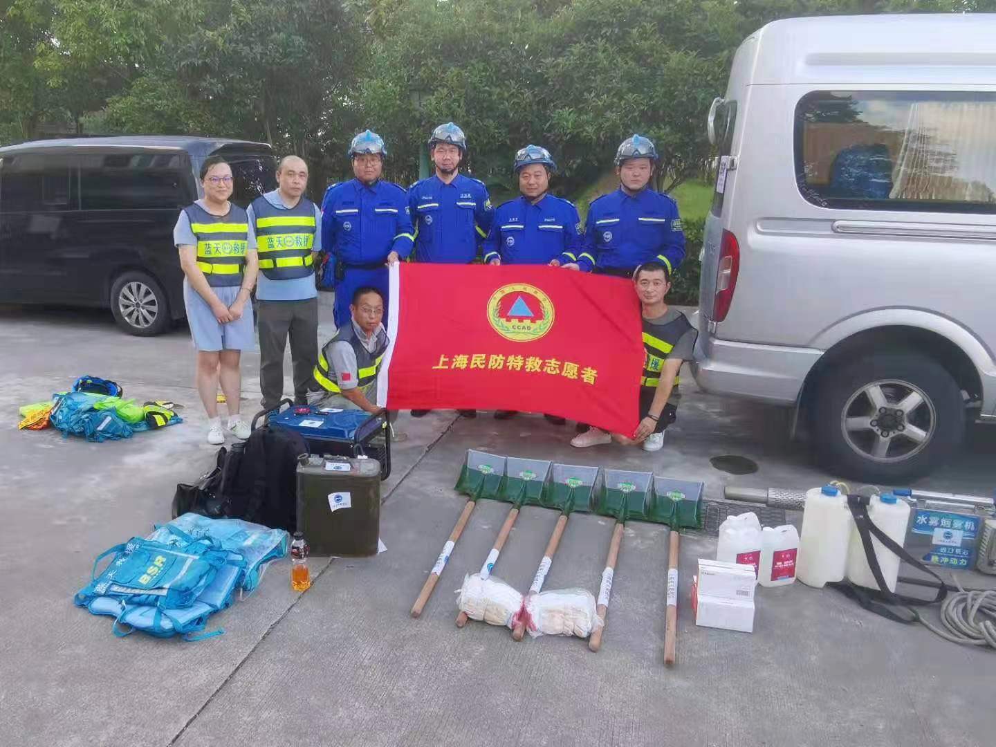 兵分两路各保一方！上海蓝天救援队增派5人驰援河南，其余队员留守战“烟花” 8174