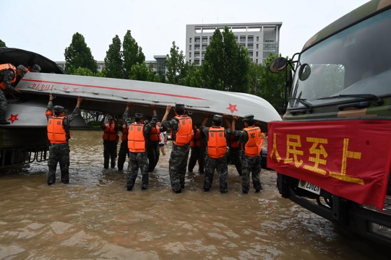 郑州暴雨官兵救灾图片图片