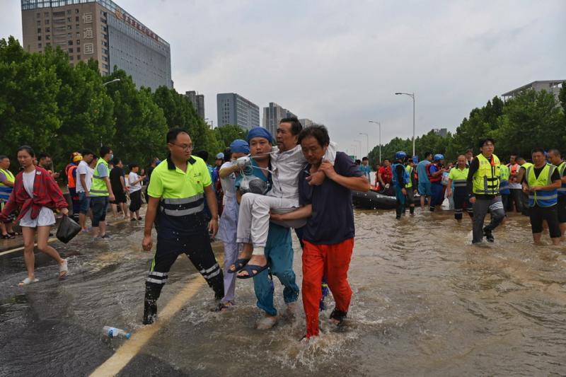 河南郑州暴雨救人图片