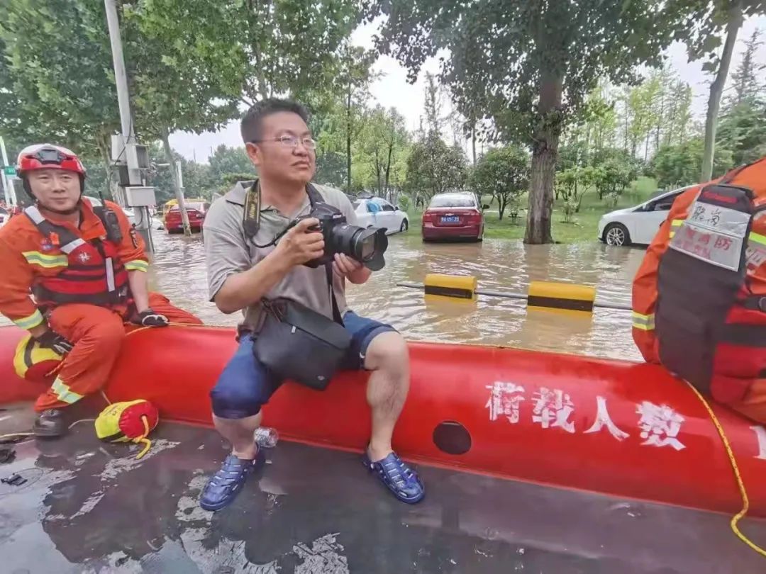 暴雨中,他们蹚积水,报汛情,拍救援.