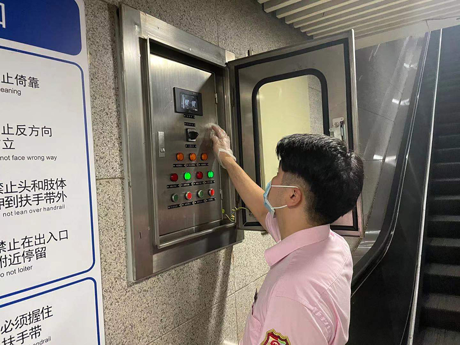 7月23日，静安寺地铁站工作人员检查集水泵是否正常工作。本文图片均由上海地铁提供