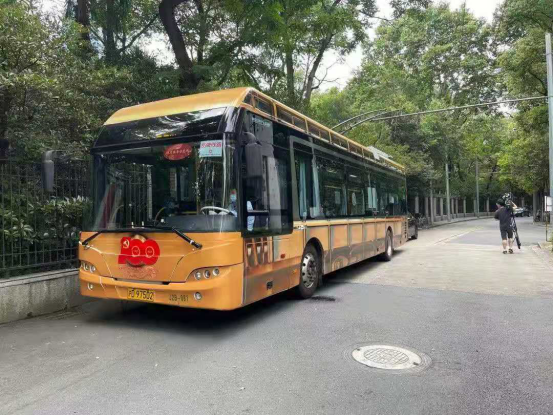 图说:涂装成复古"铛铛车"的20路公交车传统的无轨电车是许多"老上海"