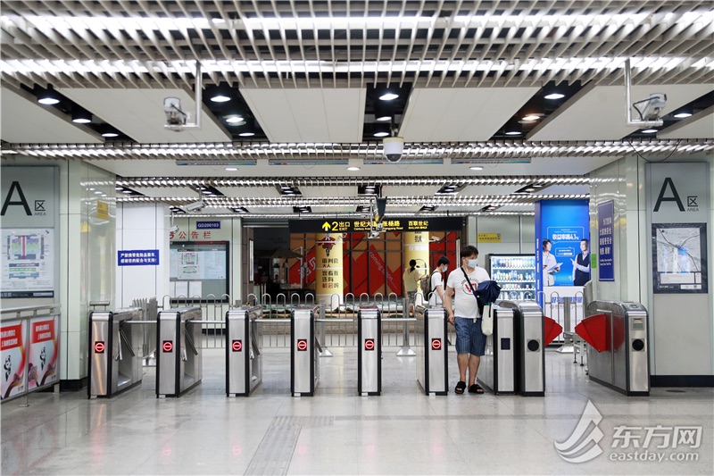 这是周一早高峰的世纪大道地铁站 换乘大厅略"冷清"凡是上车都有座