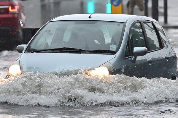 当地时间2021年7月25日,英国伦敦,当地遭遇暴雨天气,街道被积水淹没.