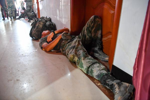 子弟兵又"睡在地上":河南新镇村3000百姓受困,解放军连夜筑堤