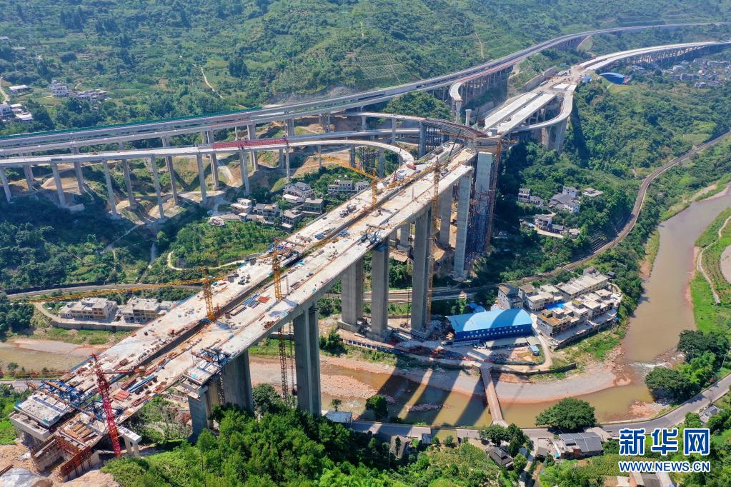 该桥全长约757米,墩高约82米,跨越川黔铁路,g210国道,是重遵高速扩容