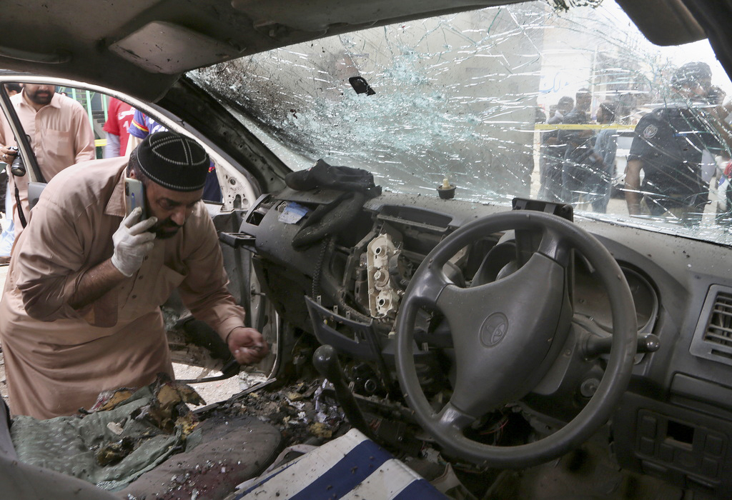巴基斯坦西北部白沙瓦,当地一市场发生爆炸,爆炸发生在警车附近,造成