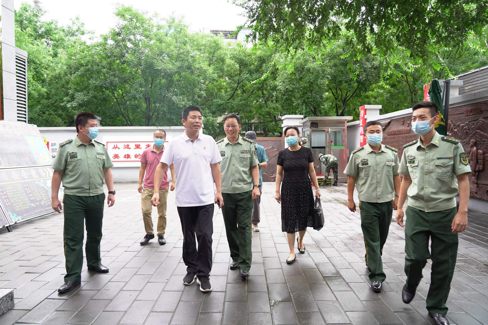 冯业水同志来到驻大使馆武警中队进行走访慰问,副主任闫灵陪同慰问