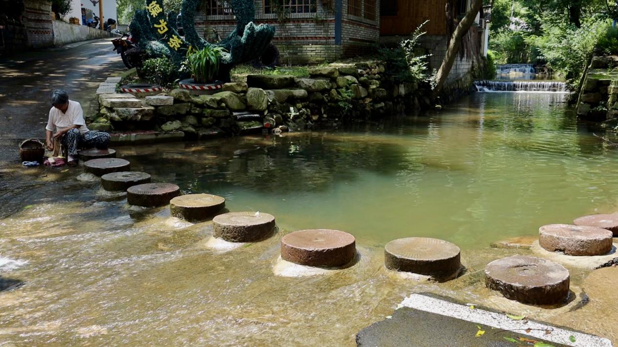 变废为宝，用村民们家中的旧磨盘搭成了桥，构成一道独特的景观。吴雨晴 摄