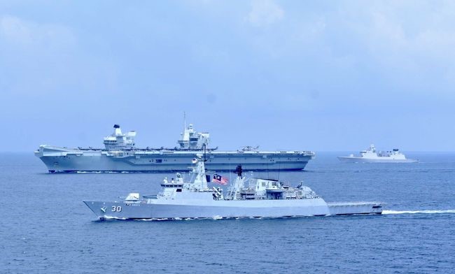 进入南海后,“伊丽莎白女王”号航母与马来西亚海军进行了联合演习。