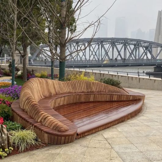 把公共座椅作为城市空间中的景观小品进行整体设计,不破坏城市景观的