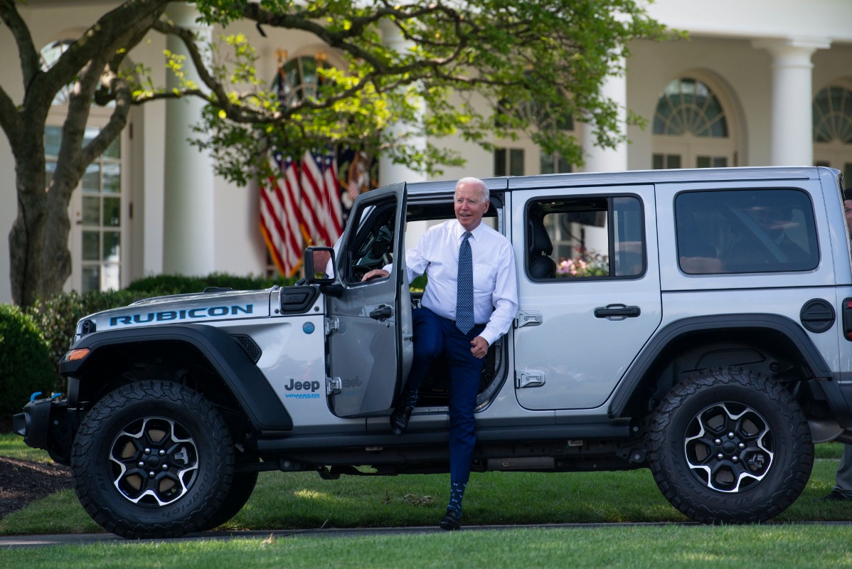 拜登试驾电动汽车 宣布美国新车一半将是新能源车