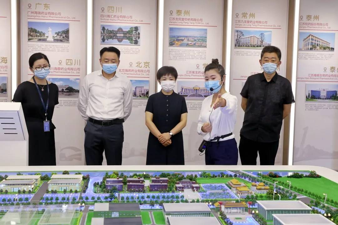8月5日上午,泰州市委副书记、代市长万闻华到扬子江药业总部实地调研企业运行状况,并现场督察企业疫情防控工作。 本文图片均来自微信公众号@扬子江药业集团